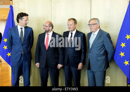 (150616)--Brüssel, 16. Juni 2015 (Xinhua)--Eurogruppe Jeroen Dijsselbloem, Präsident des Europäischen Parlaments Martin Schulz, Präsident des Europäischen Rates Donald Tusk und Präsident der Europäischen Kommission Jean-Claude Junker (L-R) Pose für ein Gruppenfoto am Ende einer Sitzung in Brüssel, 16. Juni 2015. Am 30. Juni läuft die Erweiterung der Rettungsaktion vereinbarten letzten Februar damit Zeit auf beiden Seiten für eine Vereinbarung über ihre Zusammenarbeit nach dem Rettungspaket und Griechenland muss 1,5 Milliarden Euro (ca. 1,68 Milliarden US-Dollar) der Kredit-Raten zurückzuzahlen, der Internationale Währungsfonds Stockfoto