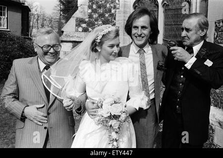 Die Hochzeit von Spike Milligan Tochter Sile, Willie White. Spike Milligan mit einem Scherz mit einer Spielzeug-Pistole, auch abgebildet ist Harry Secombe. Kirche der Jungfrau Maria, Monken Hadley, Barnet, London. 14. April 1984. Stockfoto