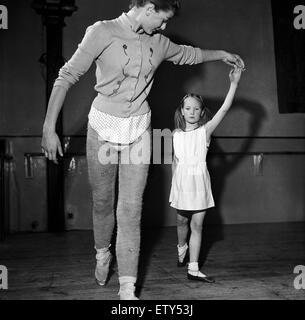 Ballett-Unterricht für Kinder an der Rambert School in Mercury Theatre in Notting Hill Gate. Lektionen werden von der weltweit bekannten "Ballet Rambert" Firma Young, und kommenden Stars der Zukunft erteilt. London, 15. Januar 1954. Stockfoto