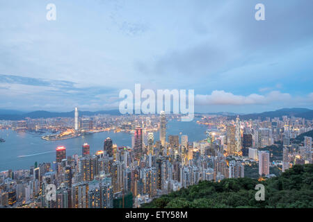 Abenddämmerung Skyline von Hong Kong und den Victoria Harbour aus The Peak an einem klaren Tag Stockfoto