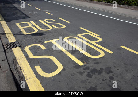 Nahaufnahme des Bus-Stoppschildes auf der Straße York North Yorkshire England Großbritannien GB Großbritannien Stockfoto