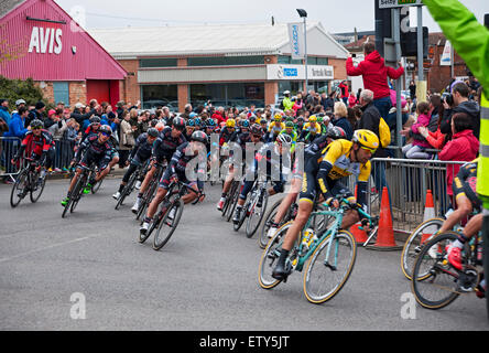 Radprofis Fahrer im Wettbewerb in der Tour de Yorkshire 2015 Radrennen York North Yorkshire England Vereinigtes Königreich Großbritannien Stockfoto