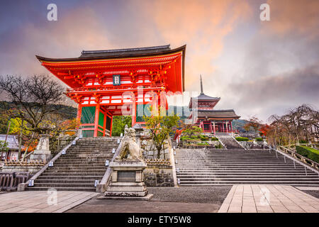 Kyoto, Japan im Kiyomizu-Tempel in den Morgen. Stockfoto