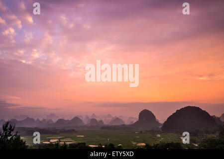 Karst Gebirgslandschaft in Guilin, Guangxi, China. Stockfoto