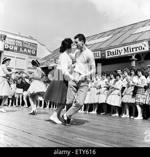 Tanzen in einer Rock'n'Roll-Sitzung auf dem zentralen Pier in Blackpool, Lancashire. 4. August 1960. Stockfoto