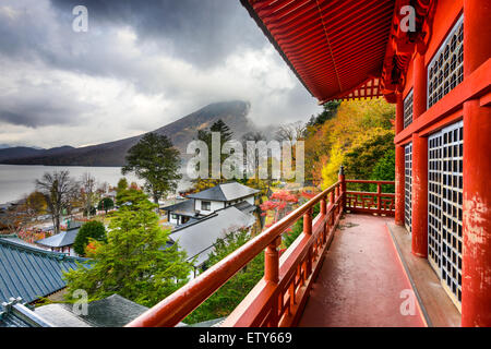 Nikko, Japan betrachtet im Herbst von Chuzen-Ji-Tempel-Komplex. Stockfoto