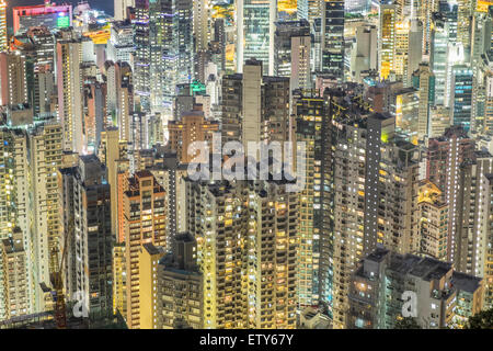 Nachtansicht der vielen Wohnhochhäusern in dichten städtischen Bezirk von Hong Kong China Stockfoto