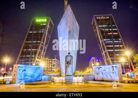 MADRID, Spanien - 16. Oktober 2014: Puerta De Europa erhebt sich von der Plaza de Castilla angesehen. Stockfoto