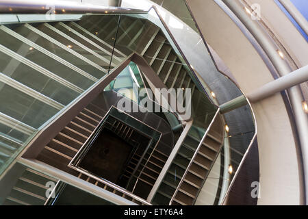 Blick hinunter das Treppenhaus des Parkhauses am Tower Place. Stockfoto