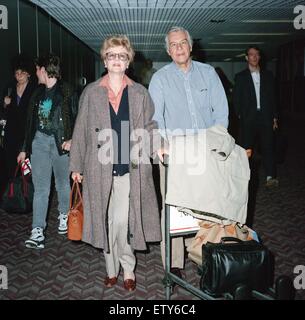 Angela Lansbury und Ehemann Peter Shaw in London am Flughafen.  13. März 1990. Stockfoto