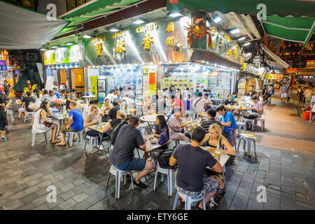 Beschäftigt Fischrestaurant am Temple Street Night Market in Kowloon Hong Kong Stockfoto