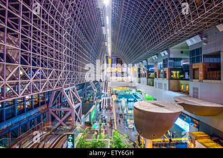 KYOTO - 21. November 2012: Kyoto Station innen. Es ist Japans zweitgrößter Bahnhof Gebäude. Stockfoto