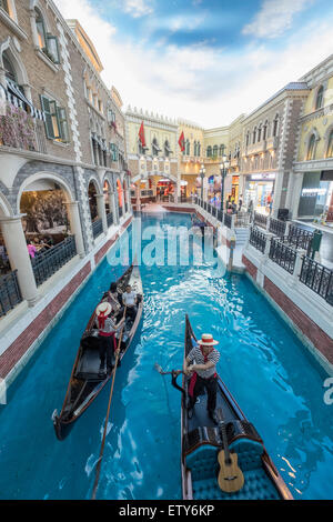 Kanal und Gondeln am Kanal in The Venetian Macao Casino und Hotel in Macau China Stockfoto