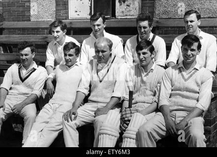 Warten ihrerseits zu gehen, um die Fledermaus sind die Mitglieder von Middlesbrough Cricket-Mannschaft, die Saltburn in der North Yorks und Süden Durham League Division A Match spielten. Abgebildet, vordere Reihe (von links nach rechts), M-Tate, R Wilson, B Allum, alte M, D Barlow. Zurück Stockfoto
