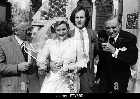 Die Hochzeit von Spike Milligan Tochter Sile, Willie White. Spike Milligan mit einem Scherz mit einer Spielzeug-Pistole, auch abgebildet ist Harry Secombe. Kirche der Jungfrau Maria, Monken Hadley, Barnet, London. 14. April 1984. Stockfoto