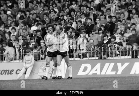 Manchester City 1-1 Ipswich Town, League-Spiel an der Maine Road, Samstag, 24. April 1982. Ipswich Teamkollegen John Wark (links) und Alan Brazil. Stockfoto