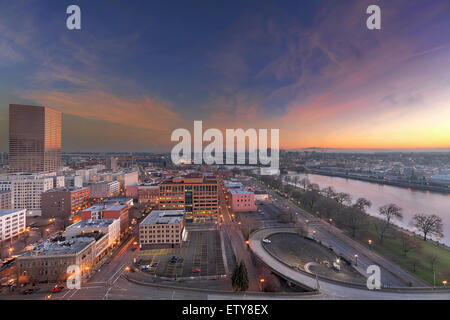 Autobahn Rampe nach Downtown Portland Oregon entlang Willamette River Waterfront Sunrise Cityscape Stockfoto