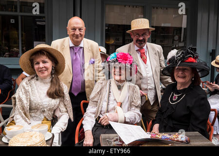 Dublin, Irland, 16. Juni 2015. Nachtschwärmer in 20er Jahre Kleid feiert Bloomsday in Dublins Duke Street von Davy Byrnes Pub erschienen in James Joyces Werk Ulysses. Stockfoto