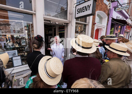 Dublin, Irland, 16. Juni 2015. Ein Führer im Gespräch mit einer Reisegruppe feiert Bloomsday außerhalb Swenys Apotheke, die in das Werk Ulysses von James Joyce erscheint. Stockfoto