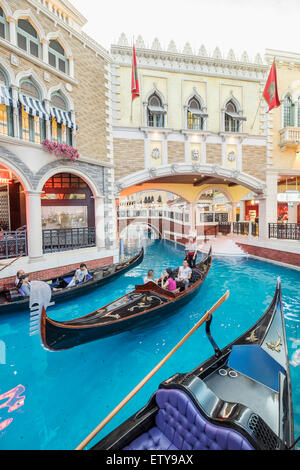 Kanal und Gondeln am Kanal in The Venetian Macao Casino und Hotel in Macau China Stockfoto