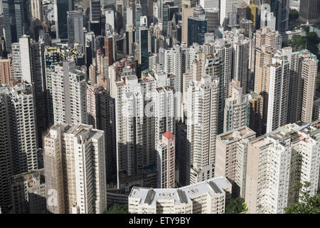 Blick auf vielen Wohnhochhäusern in dichten Stadtquartier von Hongkong China Stockfoto