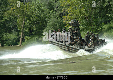 US Navy SEAL Special Warfare Combatant Handwerk Kommandos zugeordnet Special Boat Team 22 rehears heimliche einlegen und Extraktion Techniken während des Trainings Leben Feuer entlang des Salt River 25. August 2007 in Fort Knox, Kentucky. Stockfoto