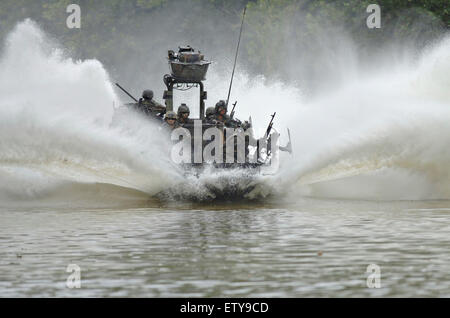 US Navy SEAL Special Warfare Combatant Handwerk Kommandos zugeordnet Special Boat Team 22 rehears heimliche einlegen und Extraktion Techniken während des Trainings Leben Feuer entlang des Salt River 25. August 2007 in Fort Knox, Kentucky. Stockfoto
