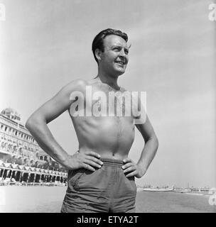 Donald Sinden hier am Strand während der Filmfestspiele von Venedig zu sehen. 8. September 1955 Stockfoto