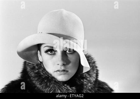 Model Twiggy posiert im Studio einen Hut. Dezember 1966. Stockfoto