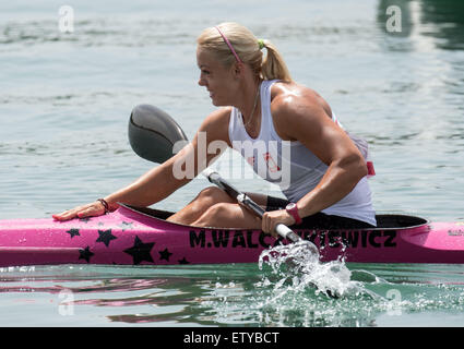 Baku, Aserbaidschan. 16. Juni 2015. Marta Walczykiewicz Polen feiert nach dem Gewinn der Goldmedaille in der einzigen Kajak (K1) 200m Frauen Kanu-Sprint-Finale der Europäischen Spiele 2015 in Mingetschewir, etwa 300 Kilometer westlich von Baku, Aserbaidschan, 16 Stockfoto