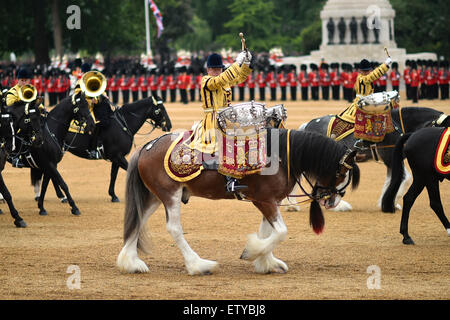 Britische militärische Guard of Honor während der jährlichen Trooping die Farbe Parade markiert den offiziellen Geburtstag der Königin Elizabeth II auf Horse Guards Parade 13. Juni 2015 in London, England. Stockfoto