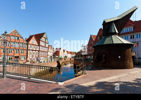 Alten Hafen und die historischen Kran in Stade, Niedersachsen Stockfoto