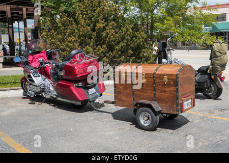 Gäste aus Texas - eine mächtige Harley-Davidson Motorrad mit Anhänger, Holzkiste, Cody, Wyoming, Vereinigte Staaten von Amerika, Nordamerika, USA Stockfoto