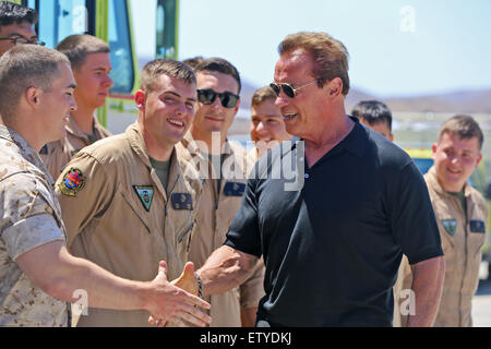 Schauspieler und ehemaliger Gouverneur Arnold Schwarzenegger begrüßt US Marines nach der Vorführung seines neuen Films Terminator Genisys 14. Juni 2015 in Camp Pendleton, Kalifornien. Stockfoto