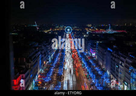 Ein Blick auf den Champs-Elysees in der Nacht von der Spitze des Arc de Triomphe Stockfoto