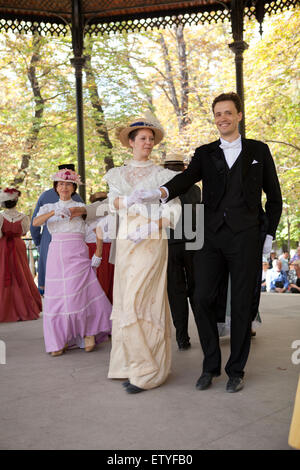 Paar in Kostümen tanzen unter einem Vordach im Jardin du Luxembourg in Paris, Frankreich Stockfoto