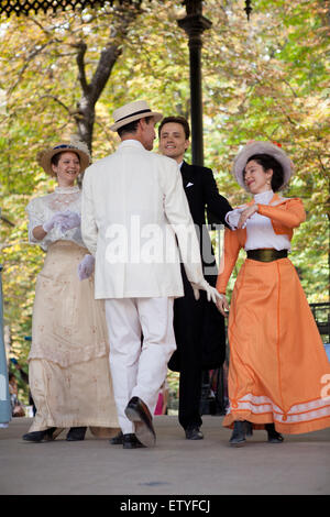 Paar in Kostümen tanzen unter einem Vordach im Jardin du Luxembourg in Paris, Frankreich Stockfoto