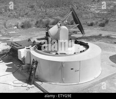 Eine Außenansicht der Radarantenne MOD IV, die in militärischen Anwendungen für Überwachung und Kommunikation verwendet wird. Diese Technologie steht für Fortschritte bei Radar- und Elektroniksystemen im 20. Jahrhundert. Stockfoto