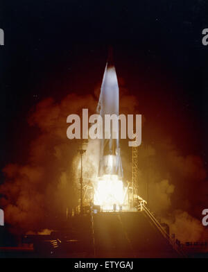 Eine detaillierte Ansicht des Atlas 44D Raketenstarts, die den Moment des Abhebens von der Startrampe erfasst. Stockfoto