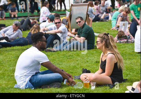 Entspannen Sie sich auf dem Rasen an Hay Festival 2015 Besucher Stockfoto