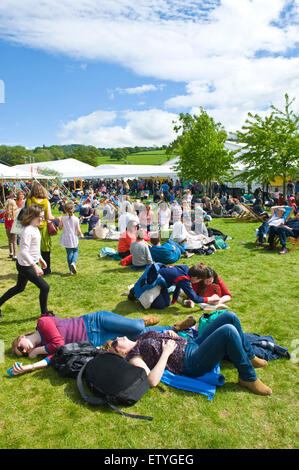 Entspannen Sie sich auf dem Rasen an Hay Festival 2015 Besucher Stockfoto