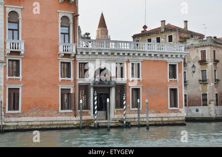 Paar auf einen Balkon mit Blick auf den Canal Grande in Venedig, Italien Stockfoto