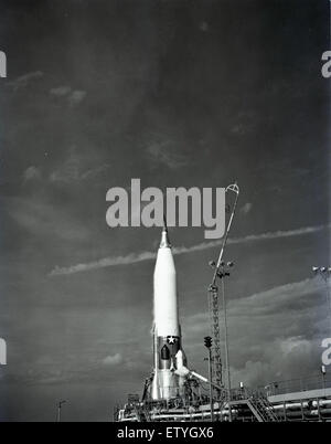 Der Start der Atlas-Rakete ist ein bedeutender Moment in der Geschichte der amerikanischen Luft- und Raumfahrttechnik. Die Rakete war Teil der militärischen Entwicklung des frühen Kalten Krieges und trug zum US-Raketenprogramm bei. Stockfoto