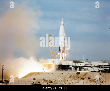 Der in diesem Bild aufgezeichnete Atlas-Raketenabzug zeigt die leistungsstarke Startsequenz eines Sarg-ähnlichen Startkomplexes. Dieser entscheidende Moment unterstreicht die militärische Technologie und die Fortschritte bei Raketenabwehrsystemen während des Kalten Krieges. Stockfoto