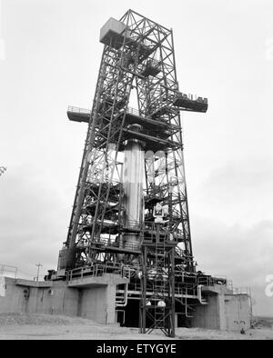 Diese Abbildung zeigt den Atlas-Raketenturm mit einer Rückansicht der TV-Kamera. Das Foto zeigt die technischen und technischen Aspekte der Raketentechnologie. Stockfoto