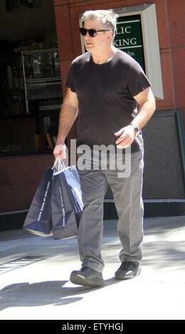 Alec Baldwin nimmt seine Familie einkaufen mit Beverly Hills: Alec Baldwin wo: Los Angeles, California, Vereinigte Staaten von Amerika bei: 26. März 2015 Stockfoto