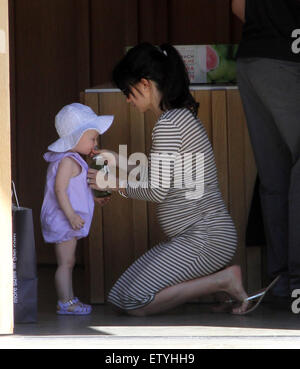 Alec Baldwin nimmt seine Familie einkaufen mit Beverly Hills: Hilaria Baldwin, Carmen Gabriela Baldwin wo: Los Angeles, California, Vereinigte Staaten von Amerika bei: 26. März 2015 Stockfoto