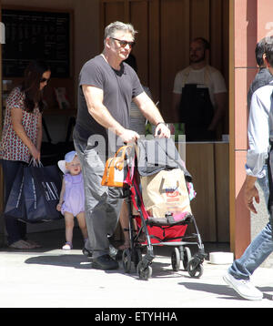 Alec Baldwin nimmt seine Familie einkaufen mit Beverly Hills: Alec Baldwin, Carmen Gabriela Baldwin wo: Los Angeles, California, Vereinigte Staaten von Amerika bei: 26. März 2015 Stockfoto