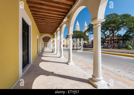 Arcade, überdachten Gang im Centro Cultural El Palacio, Kathedrale, Plaza Principal in Campeche, Halbinsel Yucatan, Mexiko Stockfoto