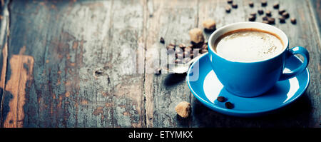 Blaue Kaffeetasse auf Vintage Holz-Hintergrund Stockfoto